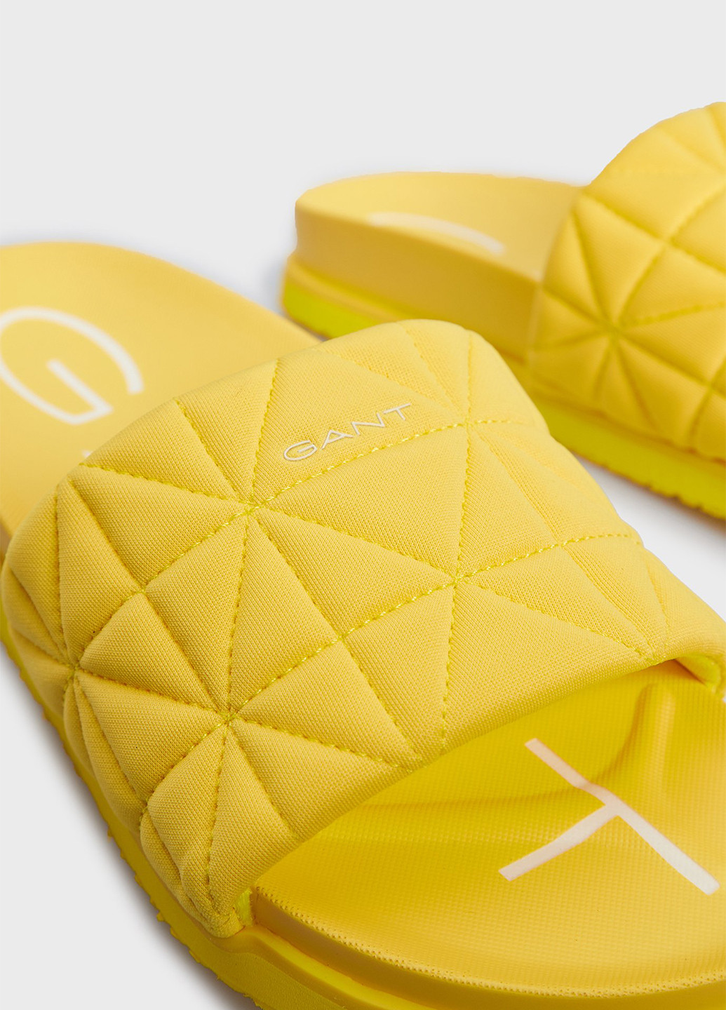 Желтые шлепанцы Gant с логотипом