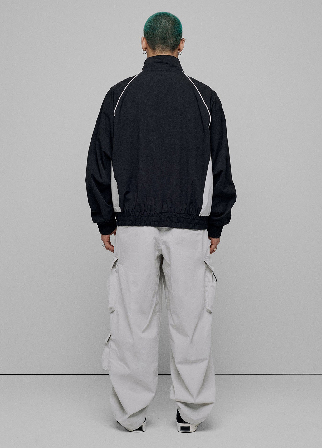 Чорна демісезонна вітровка Preach