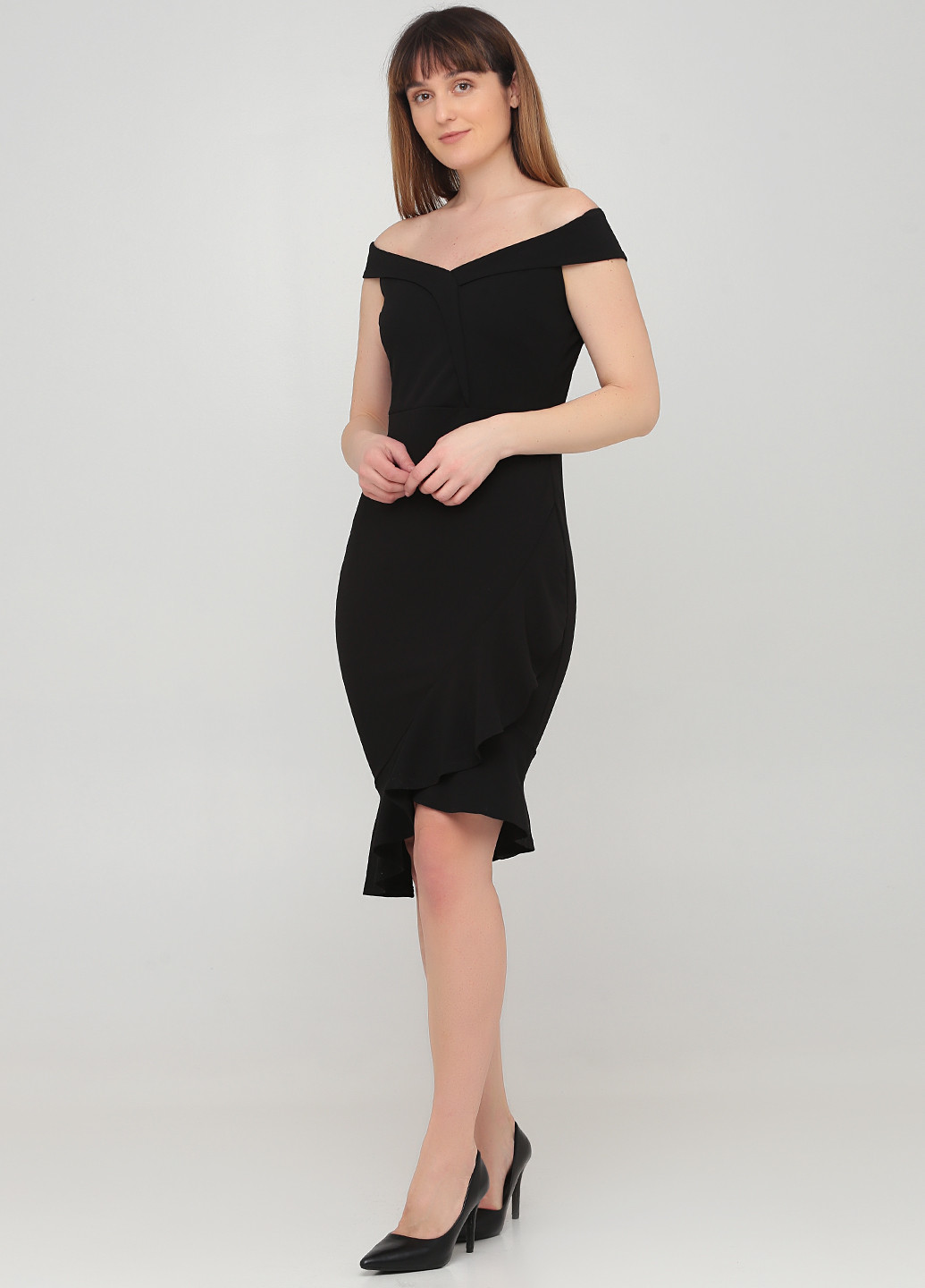 Черное коктейльное платье с открытыми плечами Lipsy однотонное