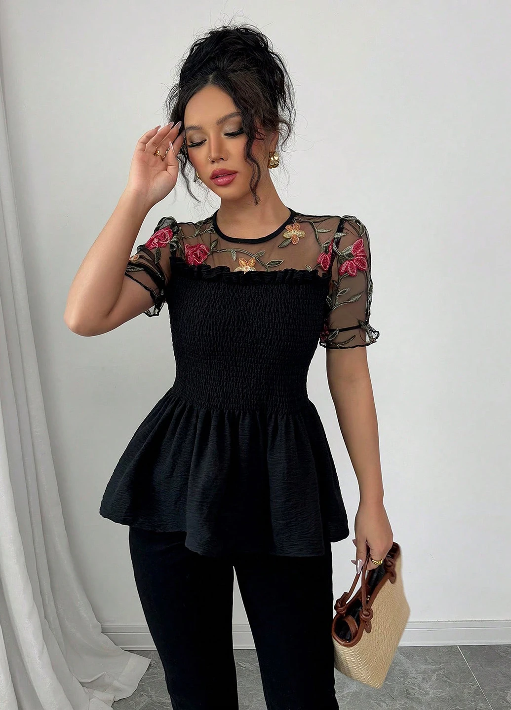 Чорна блуза з баскою SHEIN