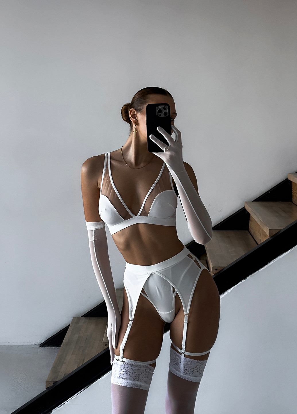 Белый демисезонный комплект (бюстгальтер, трусики, перчатки, пояс, гартеры) NOVA VEGA