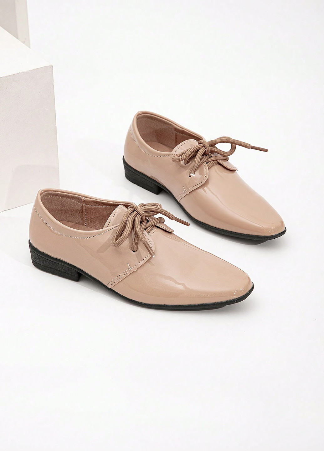 Бежевые туфли на низком каблуке SHEIN