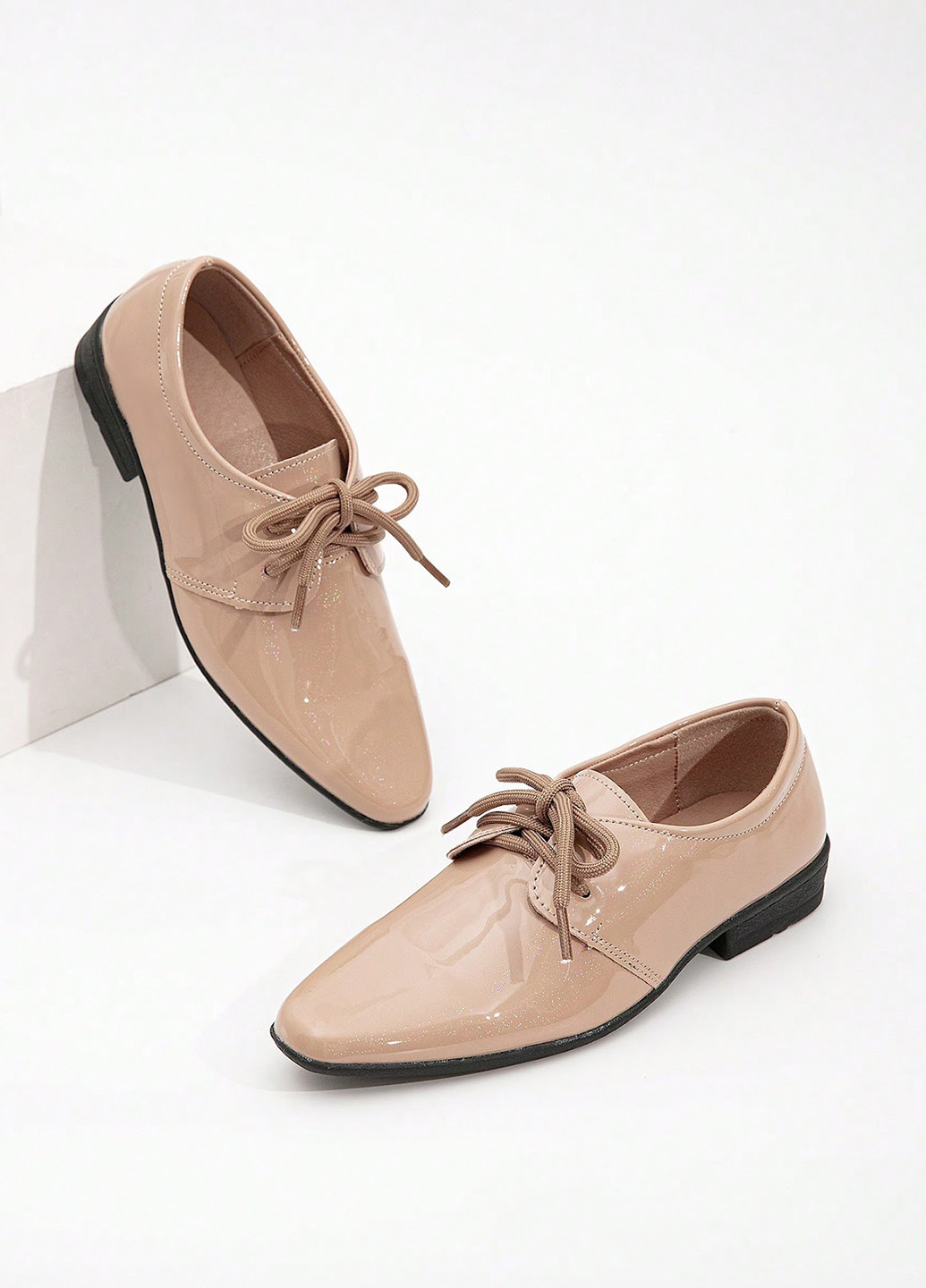 Бежевые туфли на низком каблуке SHEIN