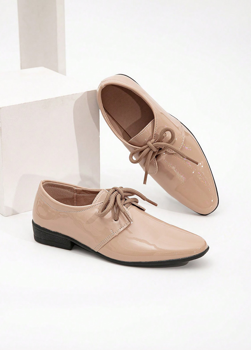 Бежевые туфли на низком каблуке SHEIN