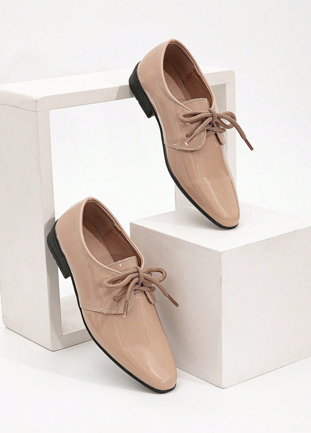 Бежевые туфли на низком каблуке SHEIN