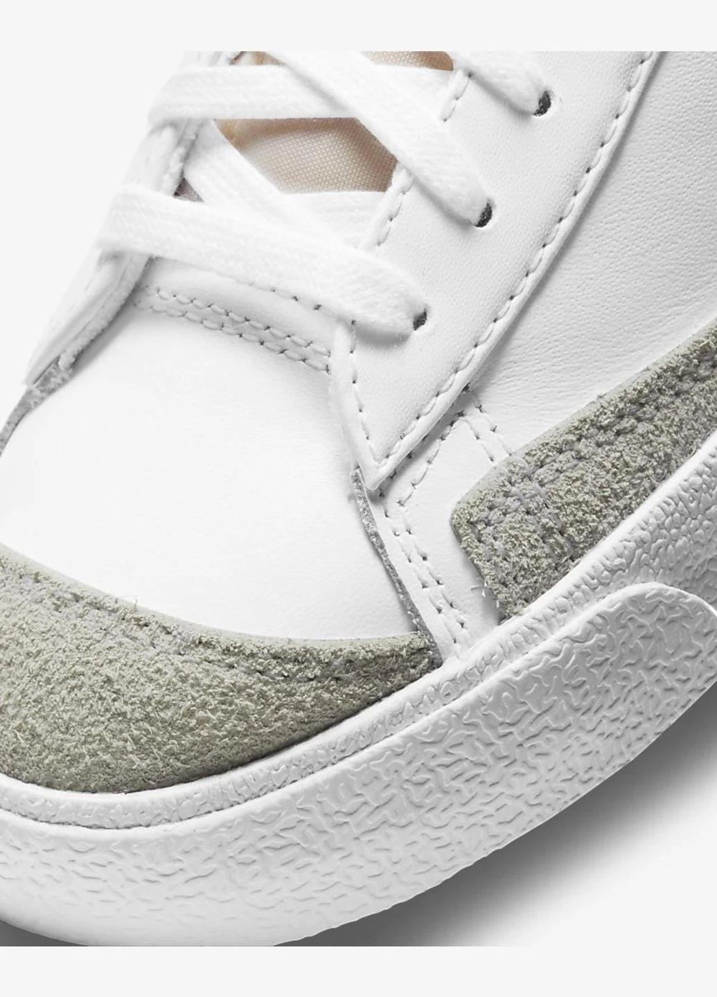 Білі всесезонні кросівки dj3050-100 Nike Blazer Mid '77 Essential