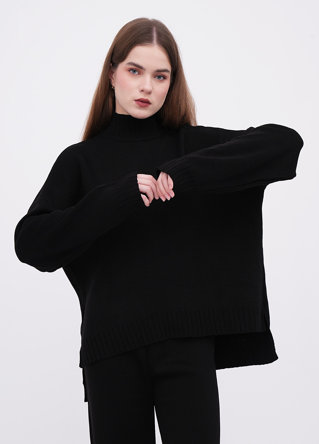 Черный зимний свитер EQUILIBRI