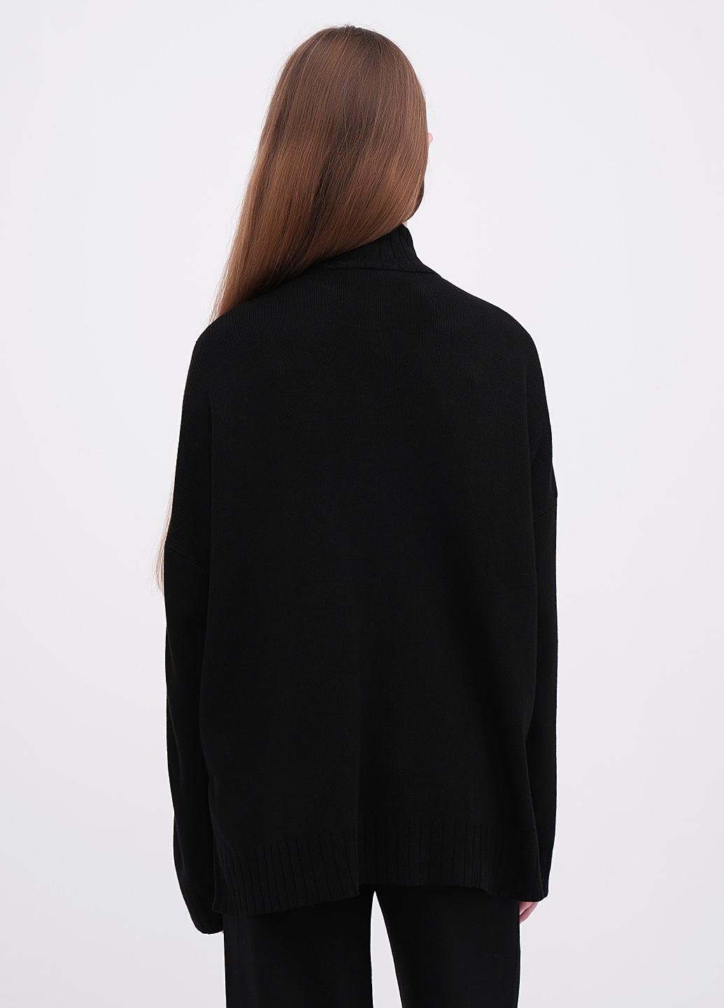 Черный зимний свитер EQUILIBRI