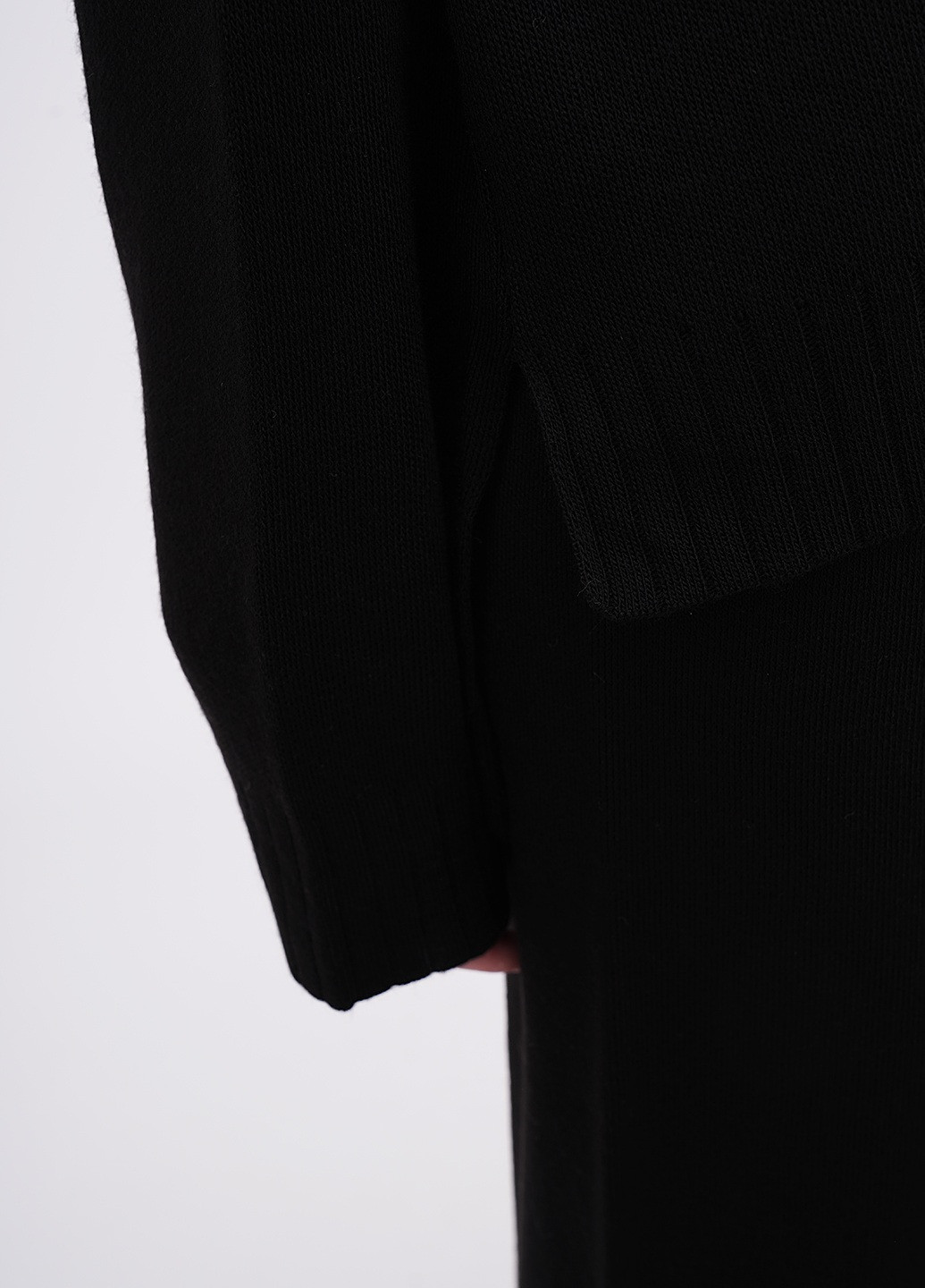 Черный зимний свитер EQUILIBRI