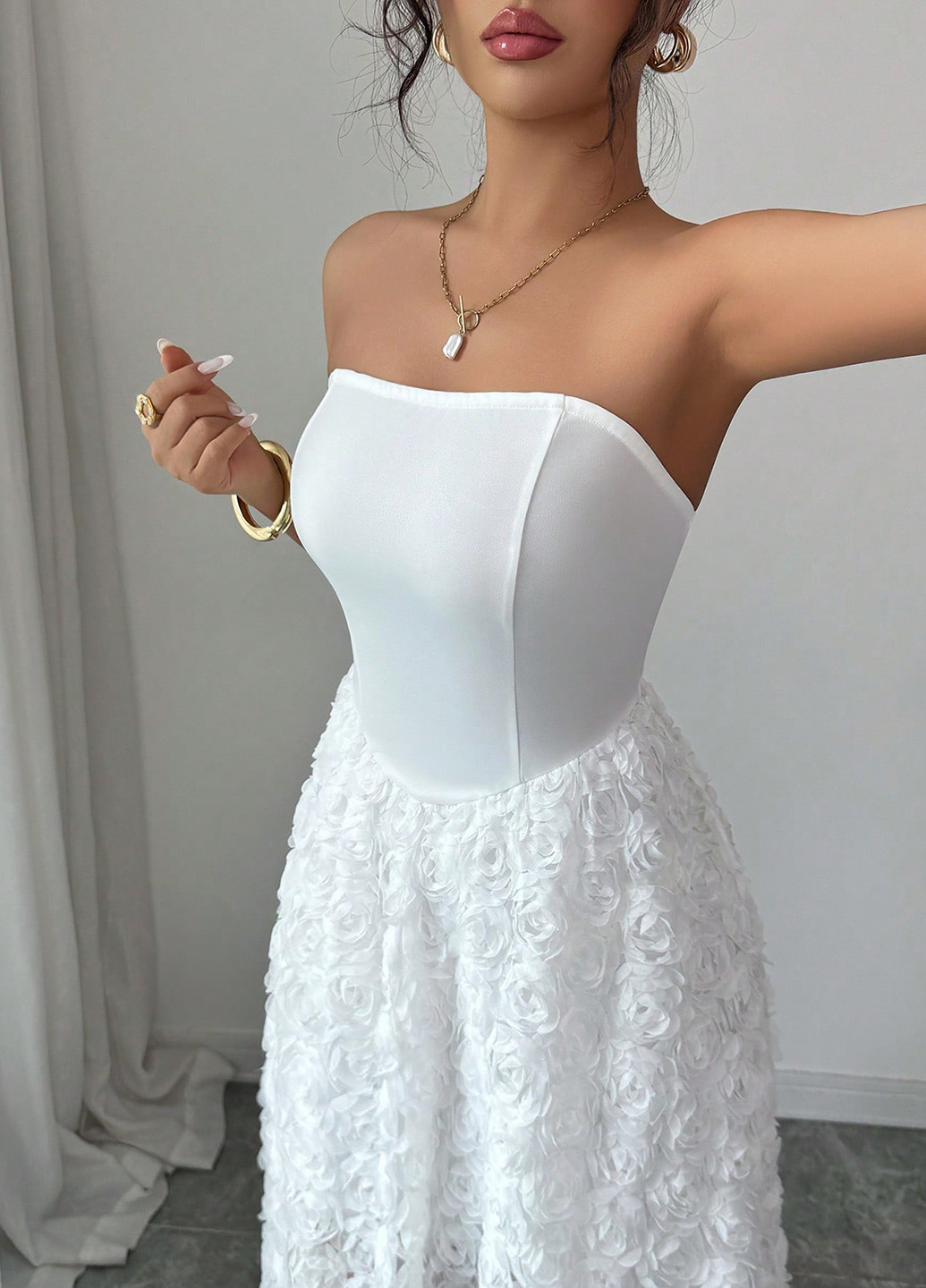 Белое праздничный, вечернее платье клеш, с открытыми плечами, бандо, с открытой спиной SHEIN однотонное