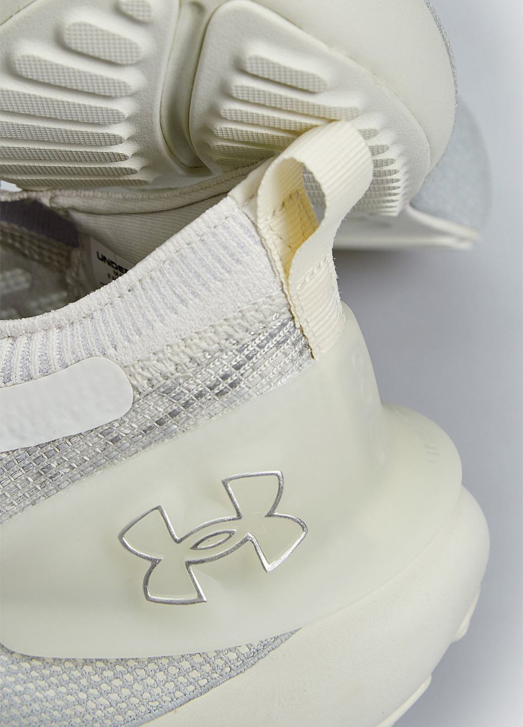 Белые всесезонные кроссовки Under Armour