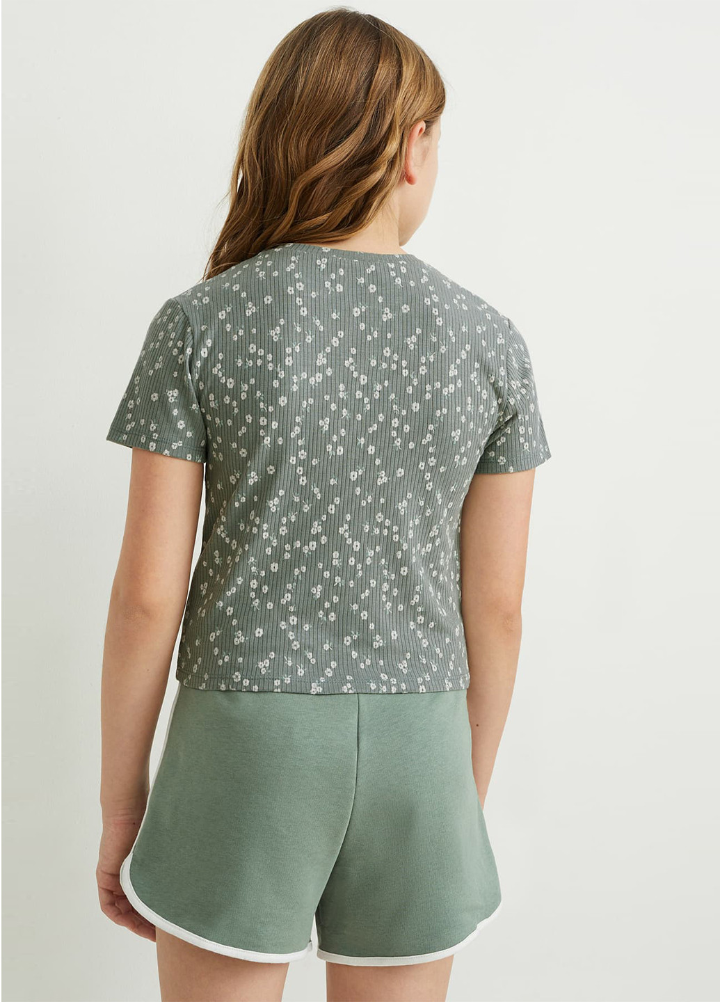 Оливковая (хаки) летняя футболка C&A