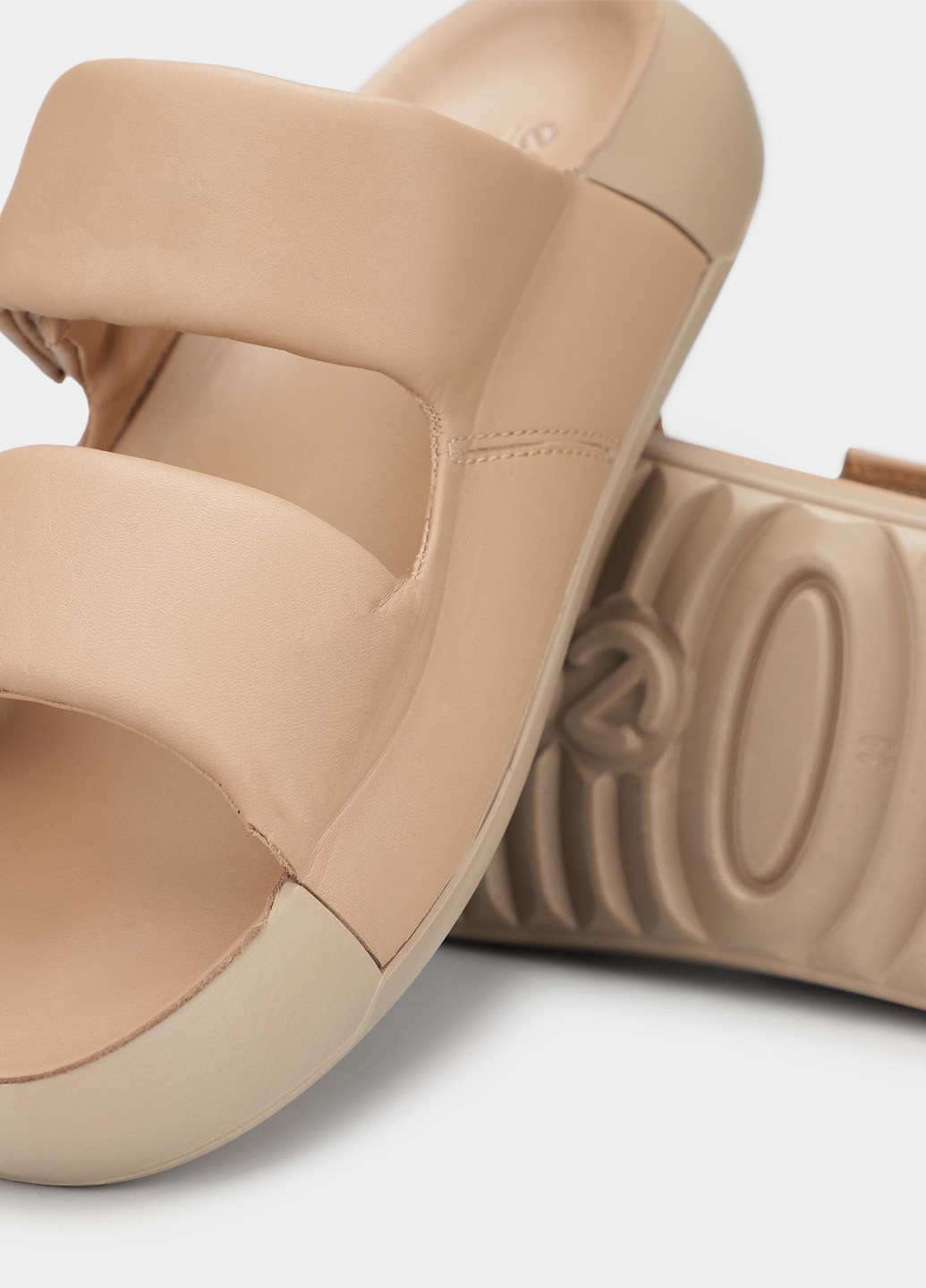 Бежевые шлепанцы Ecco