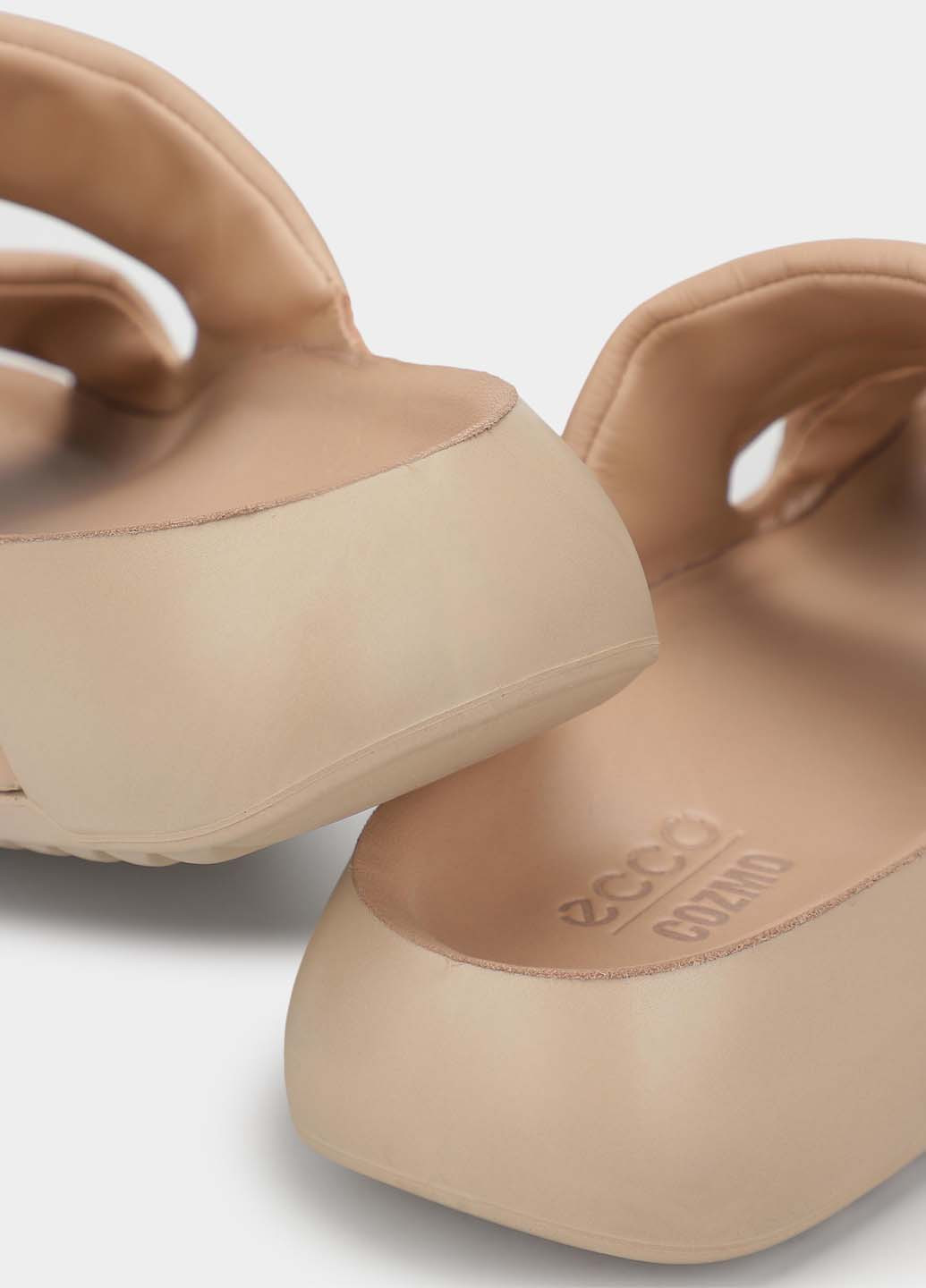 Бежевые шлепанцы Ecco