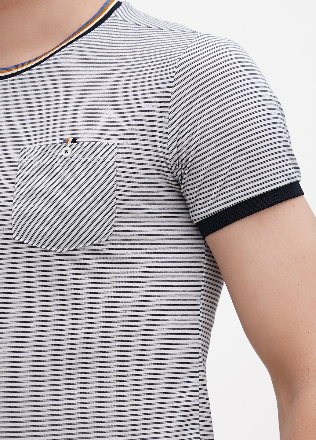 Черно-белая футболка Benson & Cherry