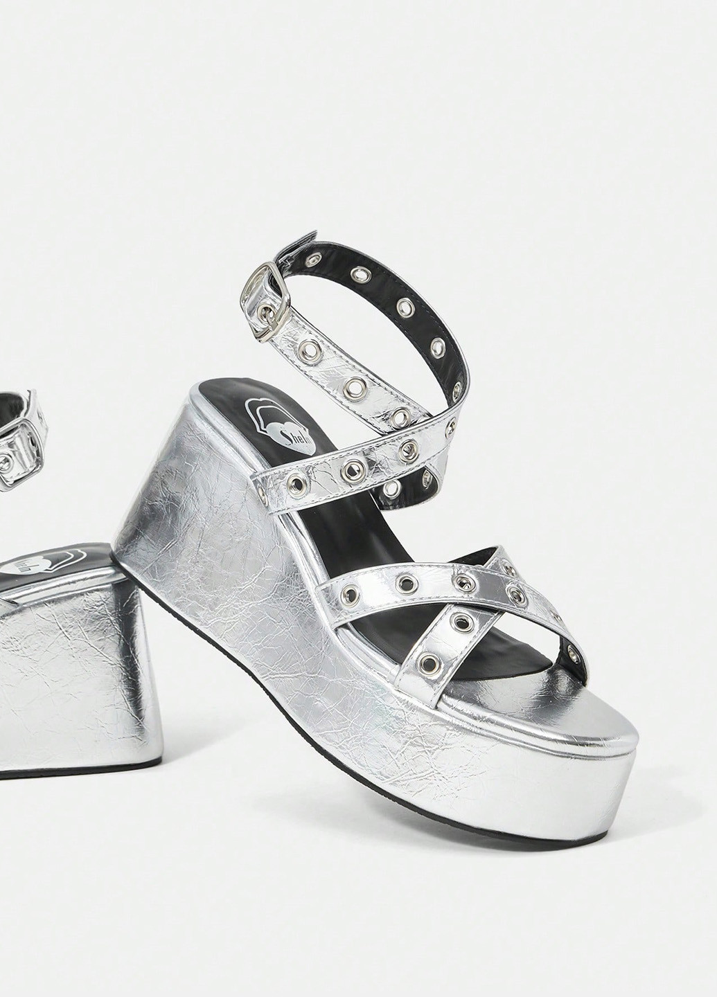 Серебряные босоножки SHEIN с ремешком люверсы