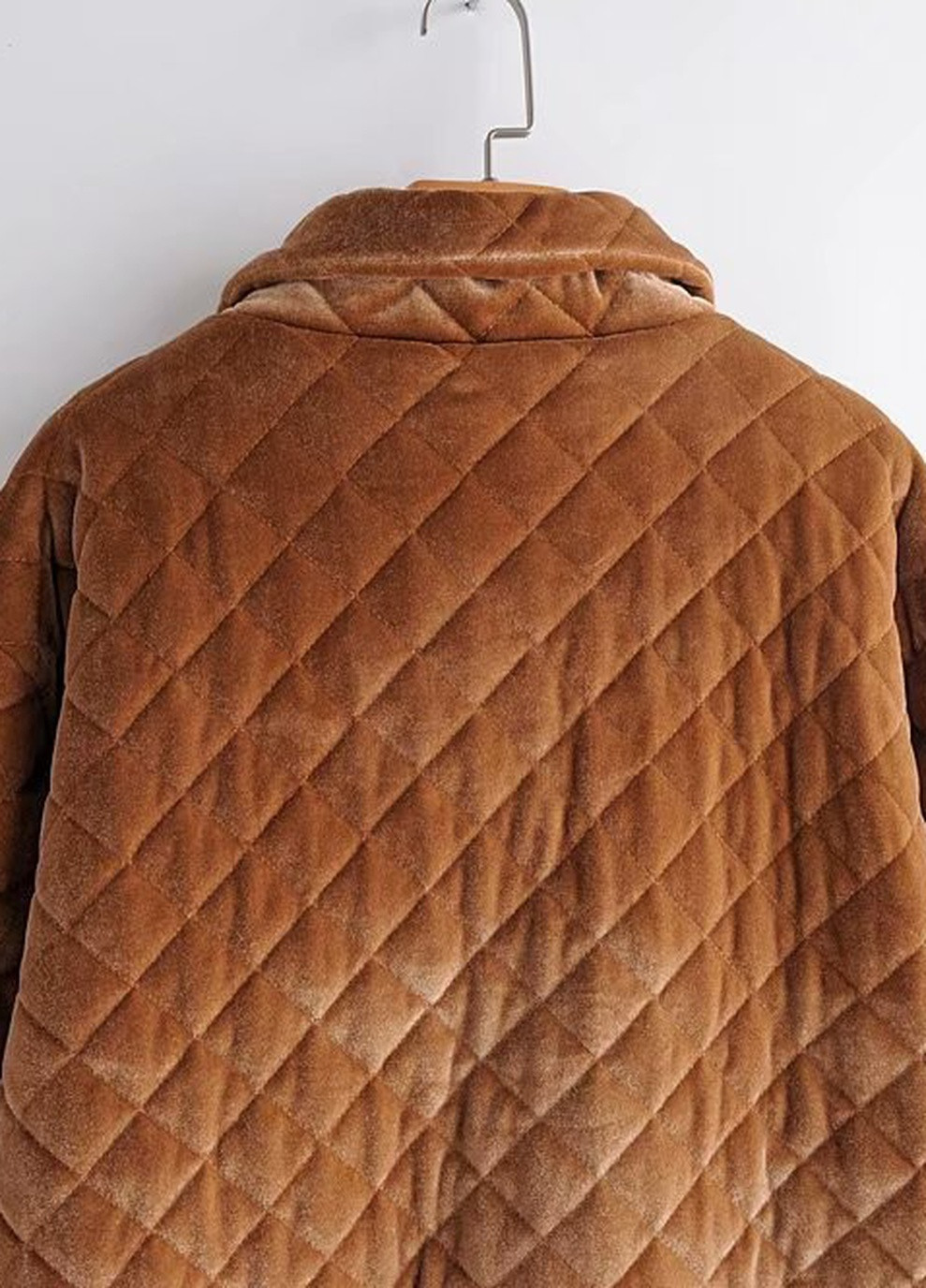 Коричневая демисезонная куртка женская стеганая из бархатной ткани fluffy Berni Fashion 55575