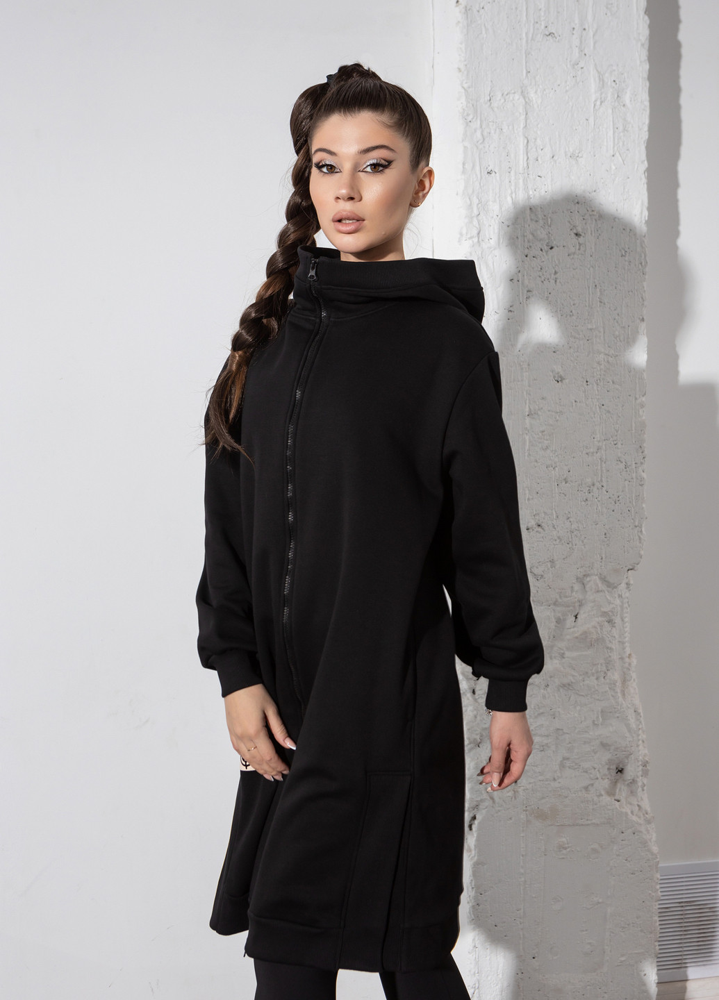 Черное кэжуал платье длинное утепленное на молнии с капюшоном оверсайз TOTALFIT однотонное
