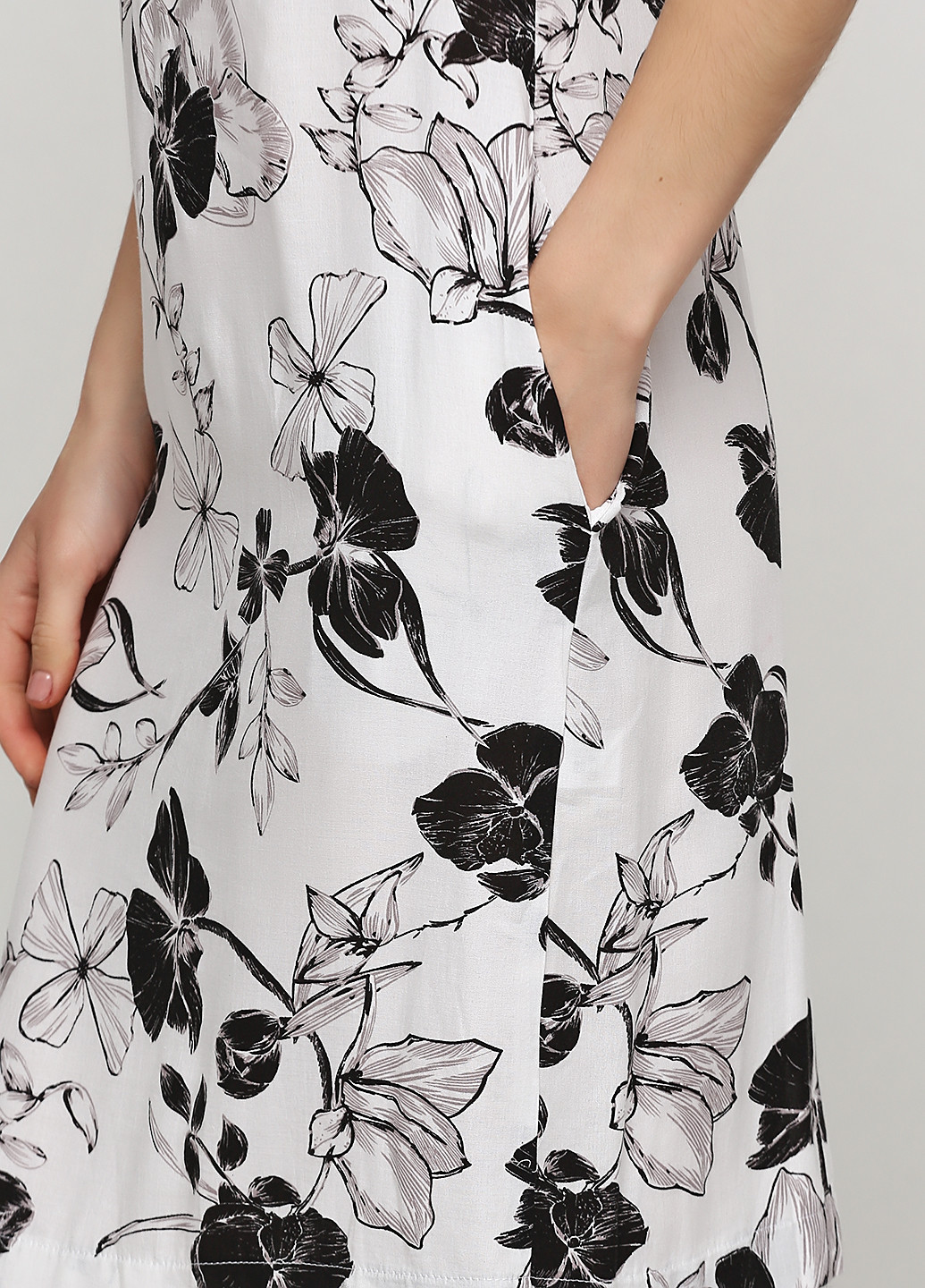 Черно-белое кэжуал платье а-силуэт Алеся с цветочным принтом