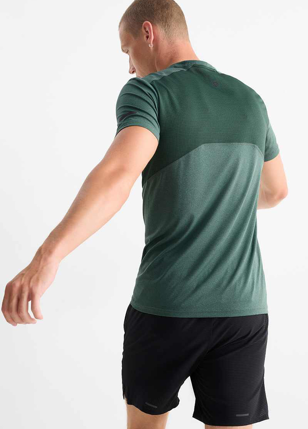 Зеленая футболка C&A