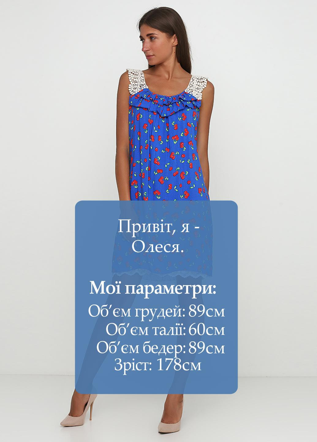 Блакитна кежуал сукня з відкритими плечима Sassofono з малюнком
