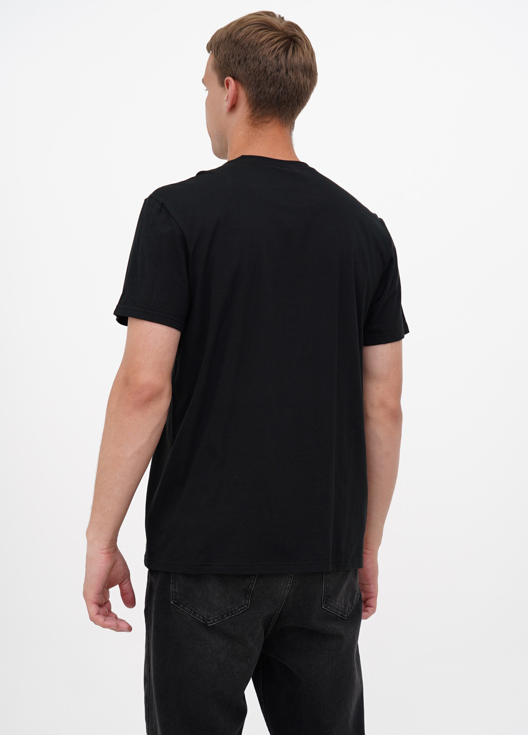 Чорна футболка District