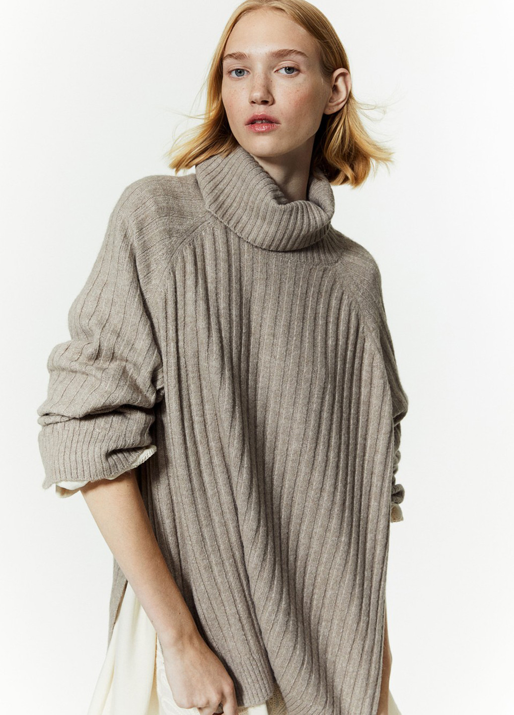 Бежевий зимовий светр H&M