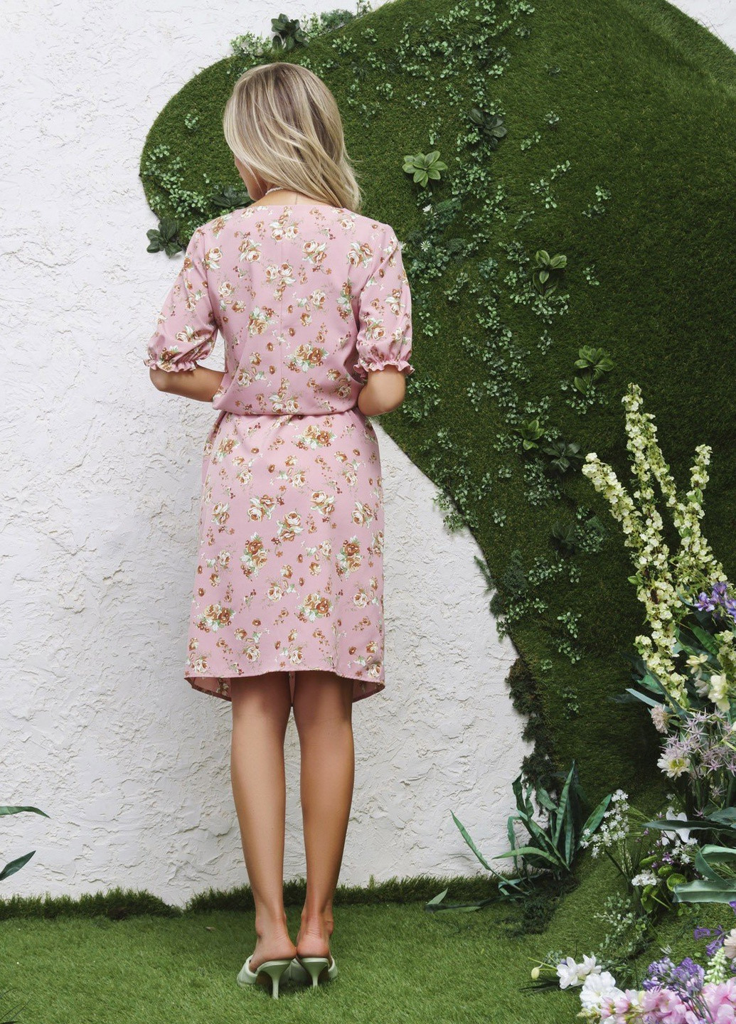 Розовое повседневный платье женское футляр ISSA PLUS с цветочным принтом