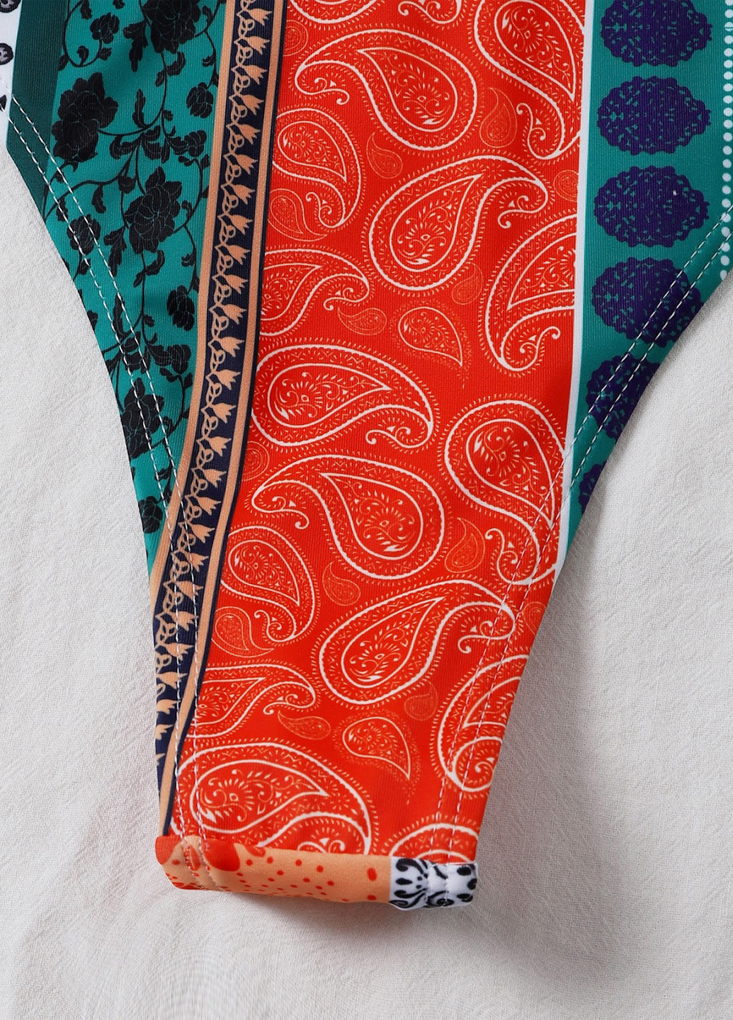 Цветные купальные трусики-плавки с абстрактным узором SHEIN