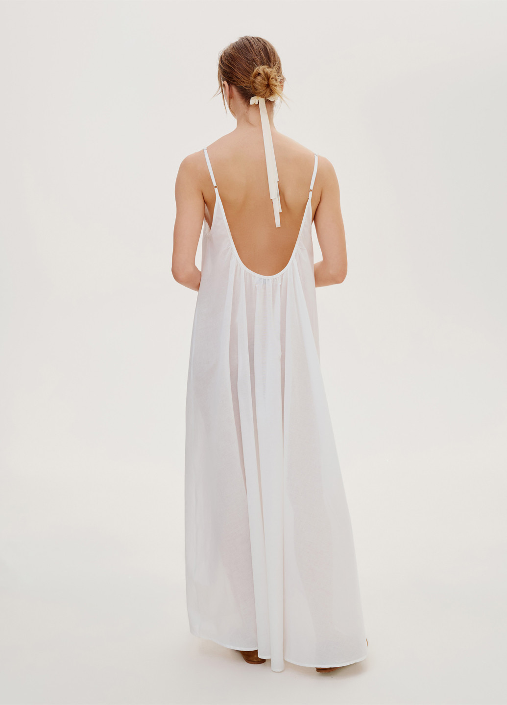 Молочное кэжуал платье с открытой спиной JUL однотонное