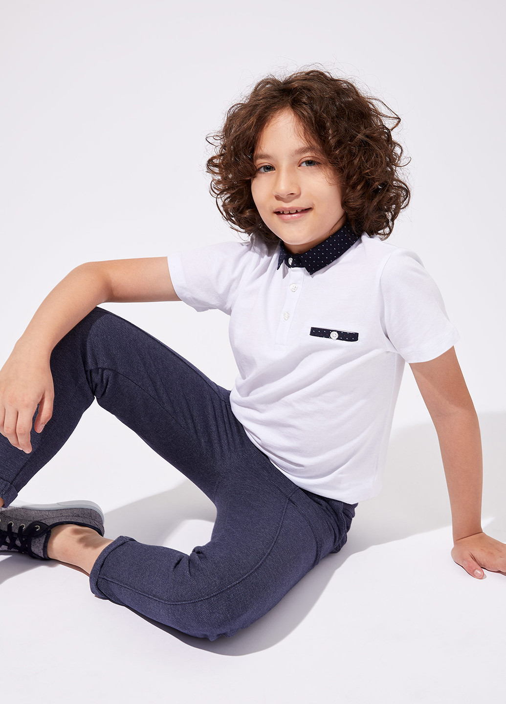 Белая детская футболка-поло для мальчика DeFacto
