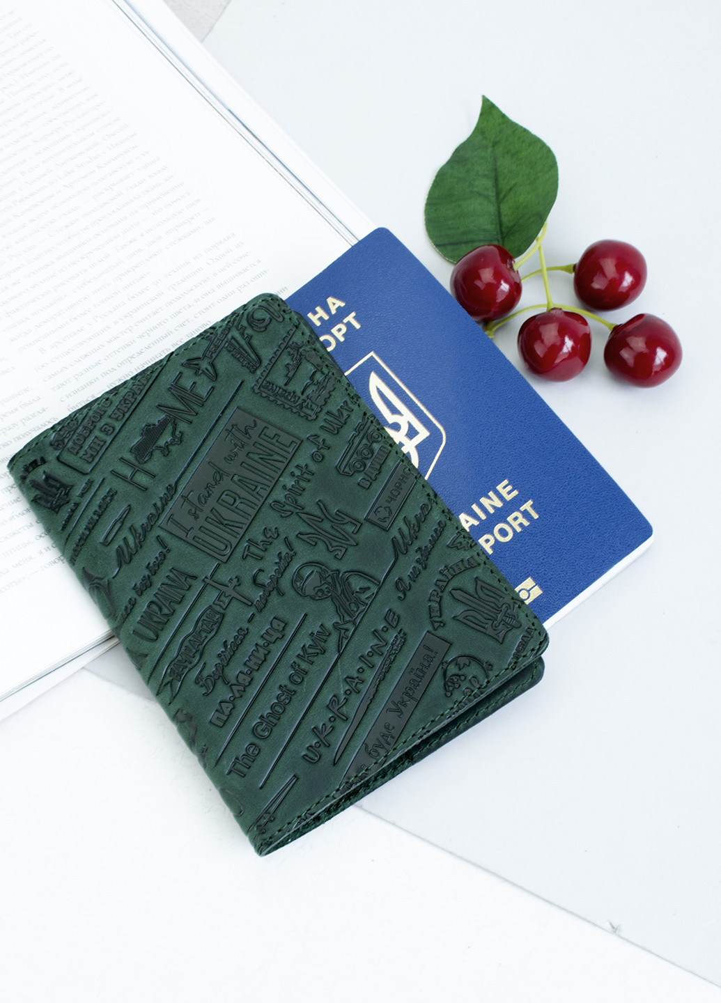 Подарунковий набір №56 "Ukraine" (зелений) у коробці: обкладинка на паспорт + портмоне HandyCover (253595746)