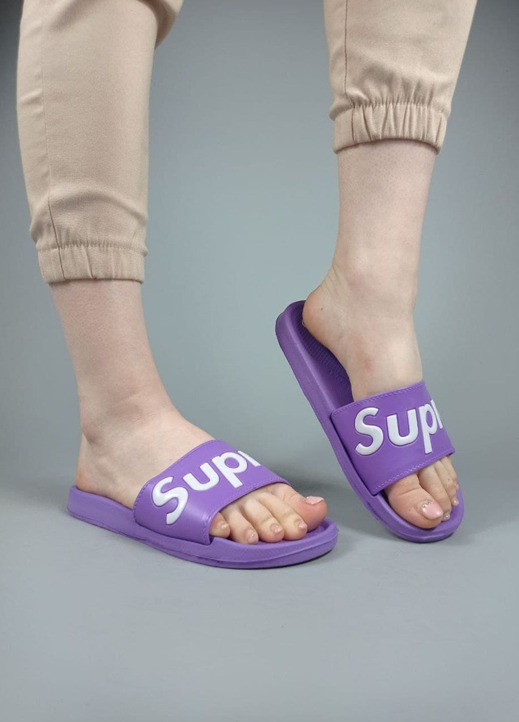 Фиолетовые шлепанцы Supreme