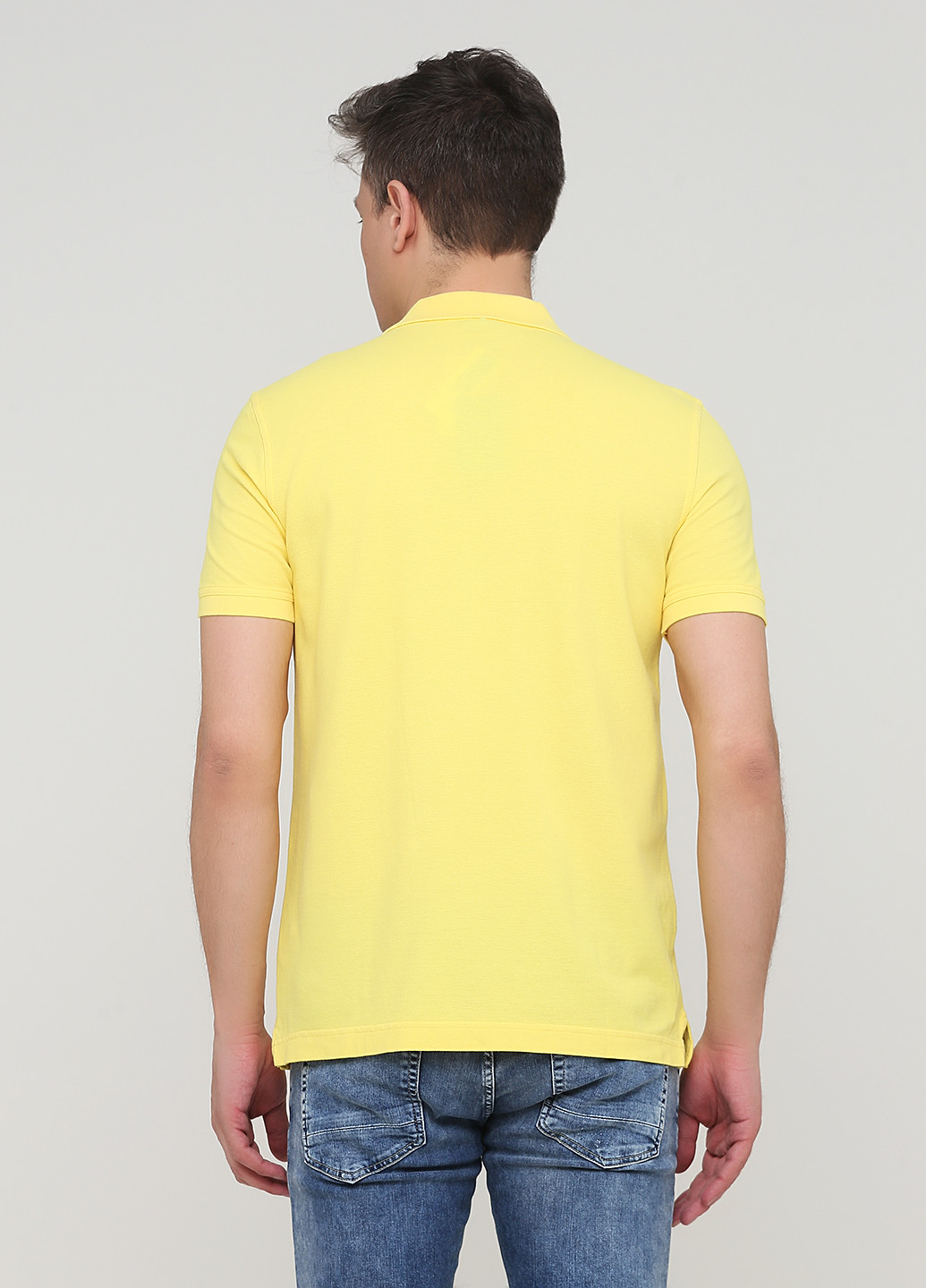Желтая футболка-поло для мужчин United Colors of Benetton однотонная
