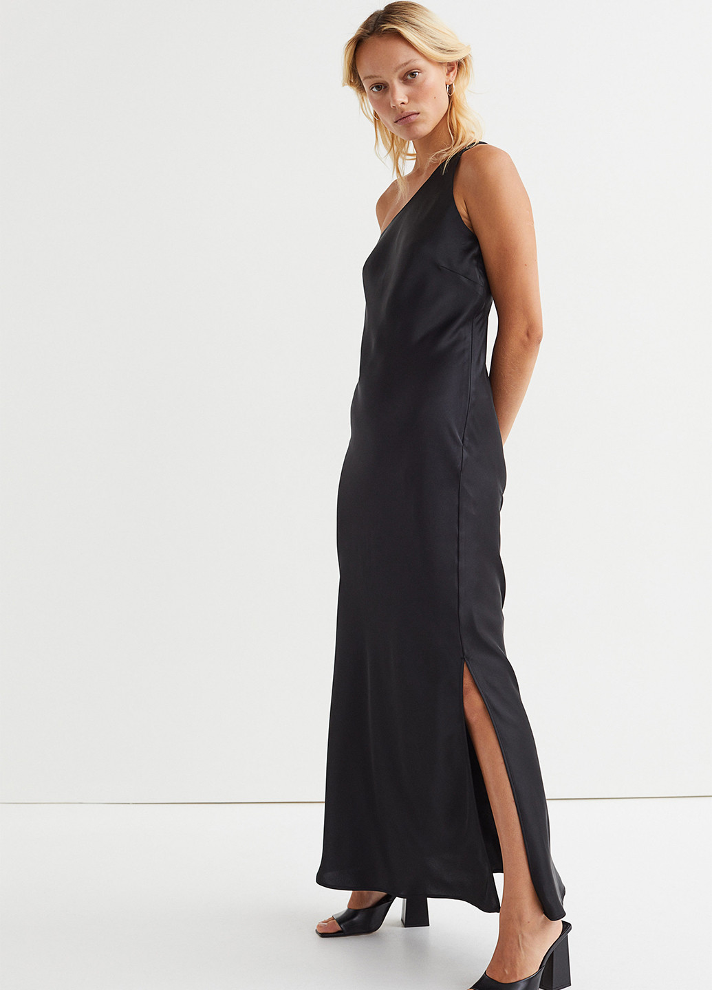 Чорна кежуал сукня на одне плече, з відкритою спиною H&M однотонна