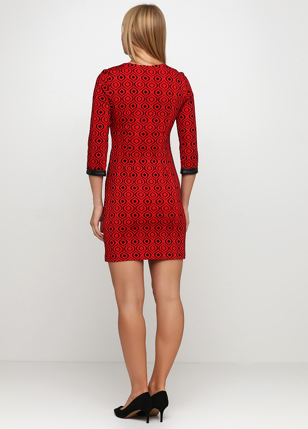 Красное кэжуал платье футляр Sassofono Club с абстрактным узором