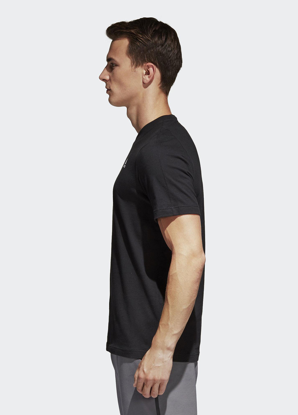 Чорна футболка з коротким рукавом adidas