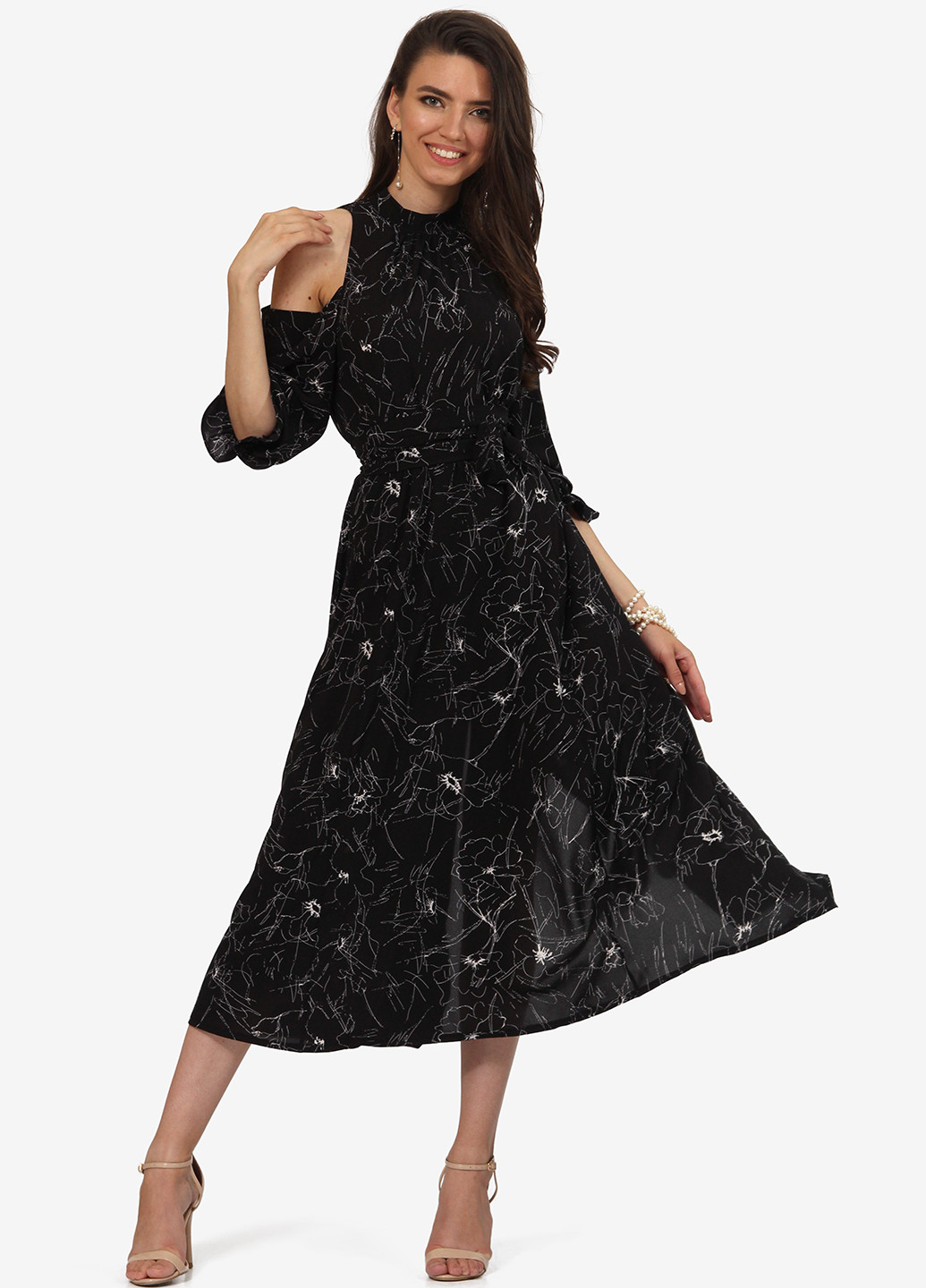 Черно-белое кэжуал платье с открытыми плечами Lila Kass с абстрактным узором