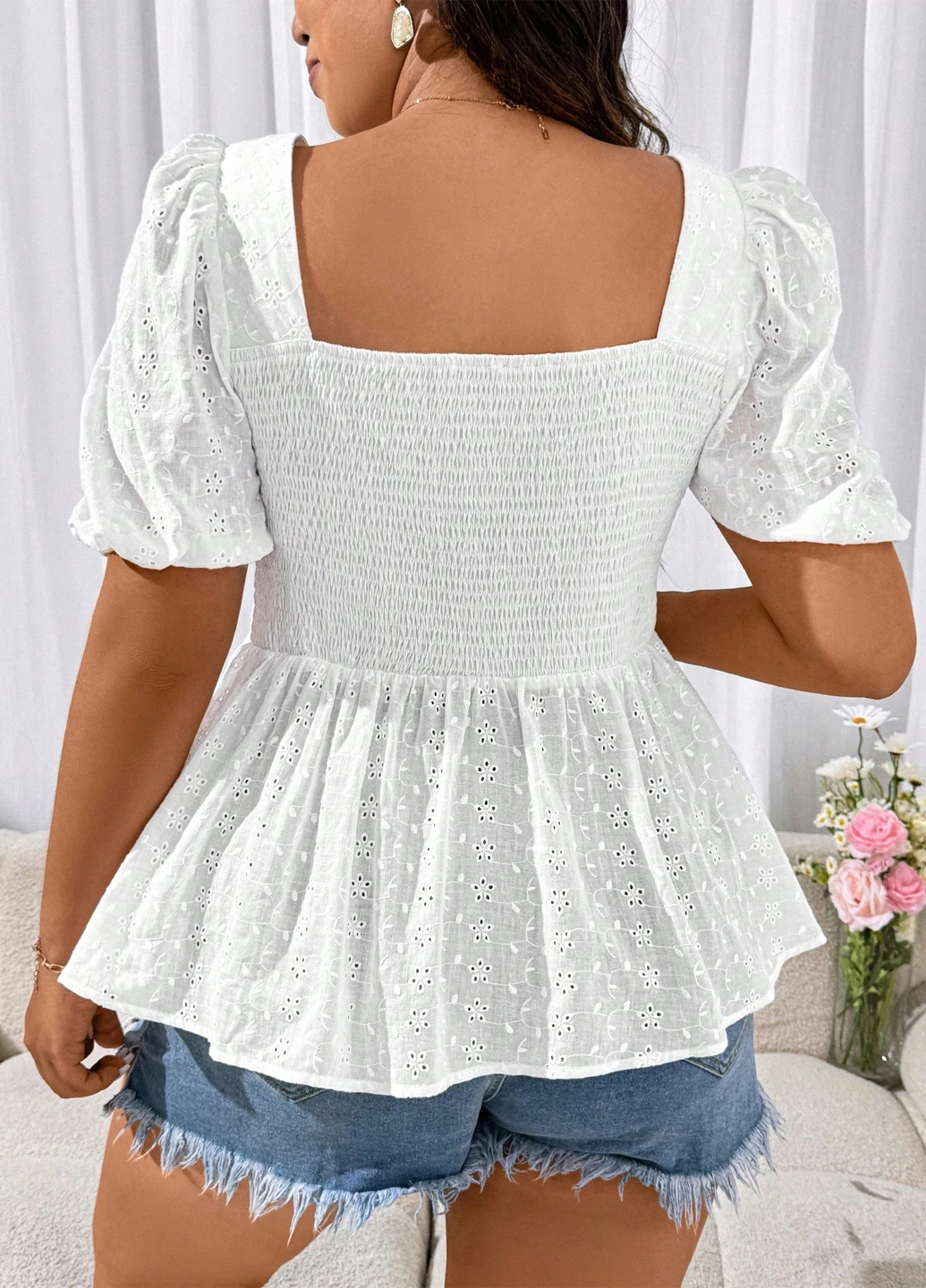 Біла блуза з баскою SHEIN