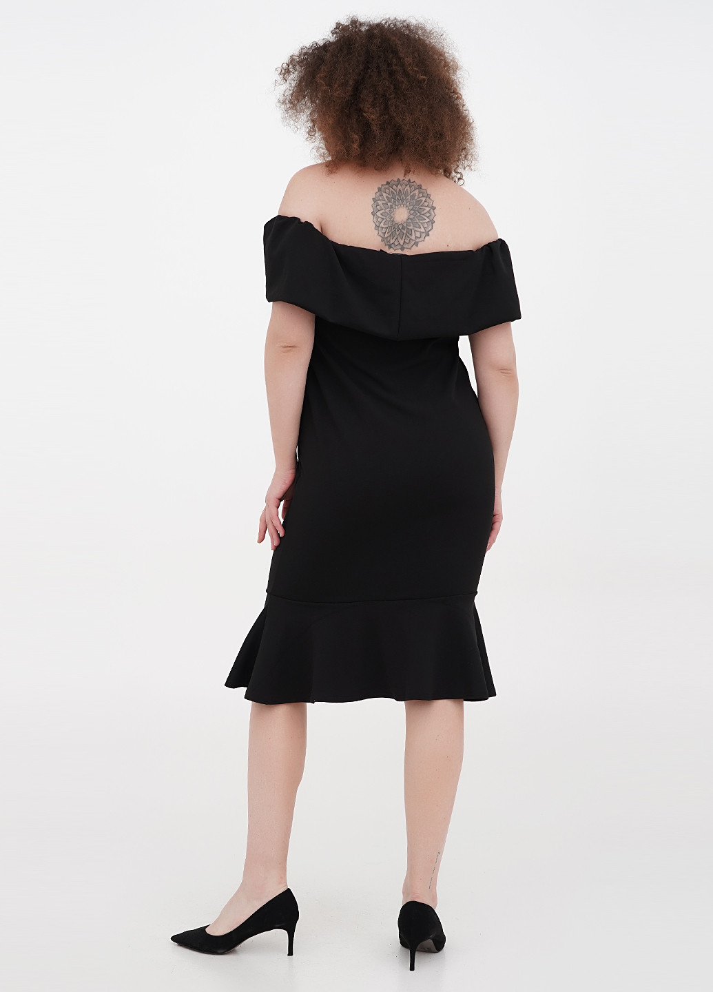 Чорна кежуал сукня з відкритими плечима Boohoo однотонна
