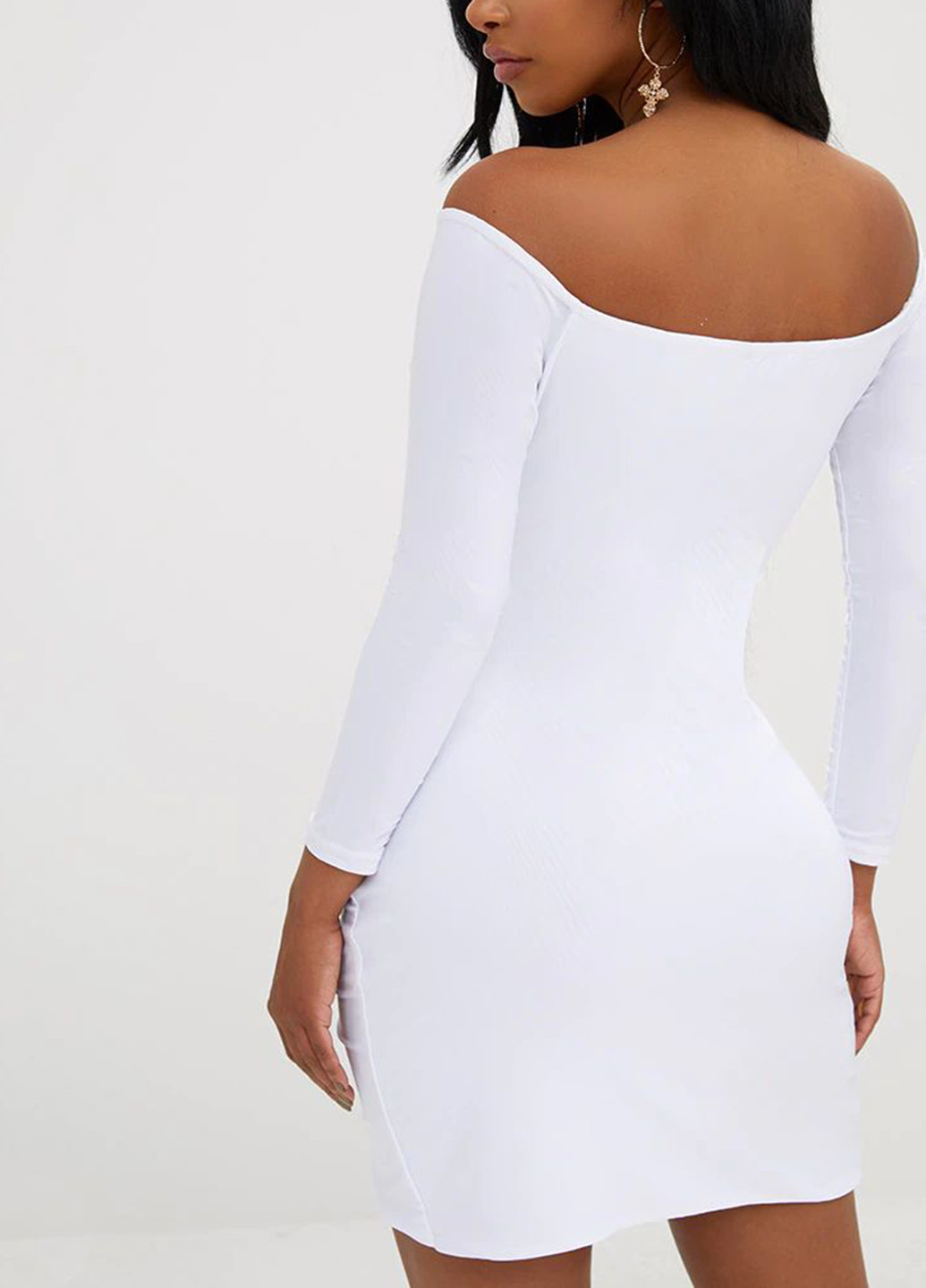 Белое коктейльное платье с открытыми плечами PrettyLittleThing однотонное