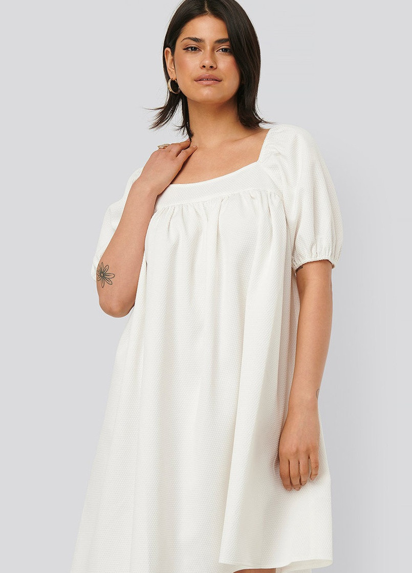 Білий кежуал сукня NA-KD однотонна