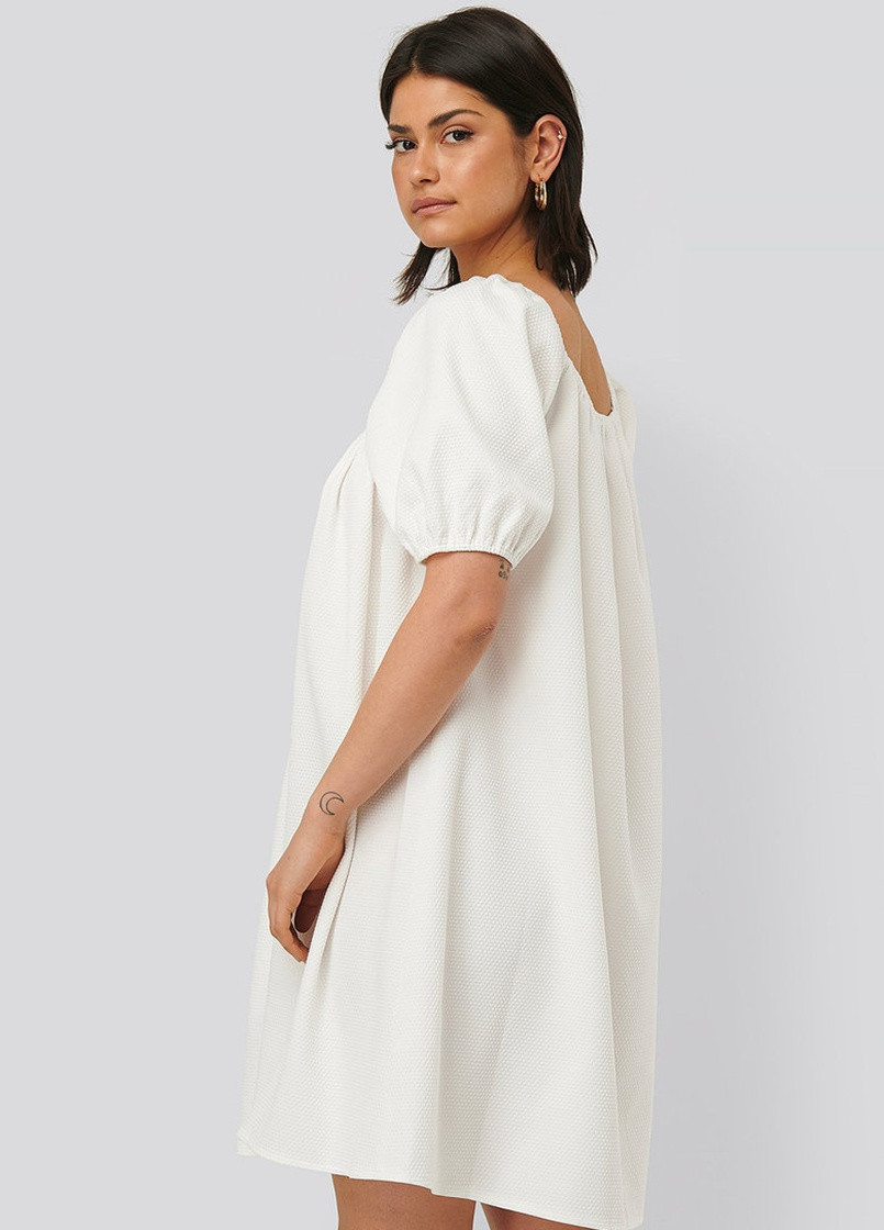 Білий кежуал сукня NA-KD однотонна