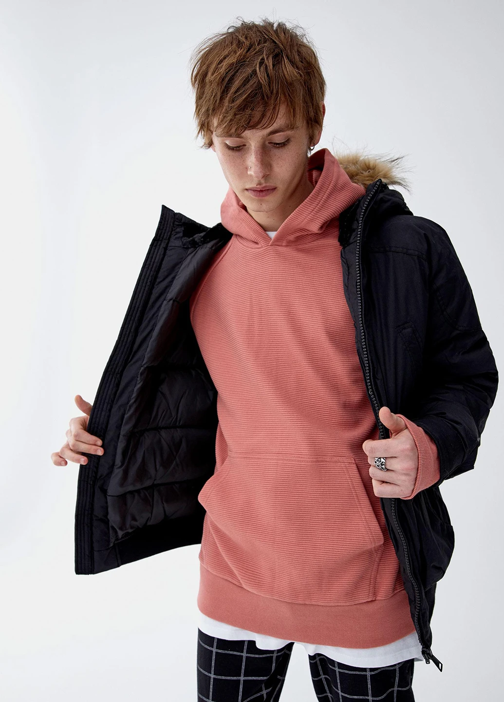 Чорна демісезонна куртка Pull & Bear