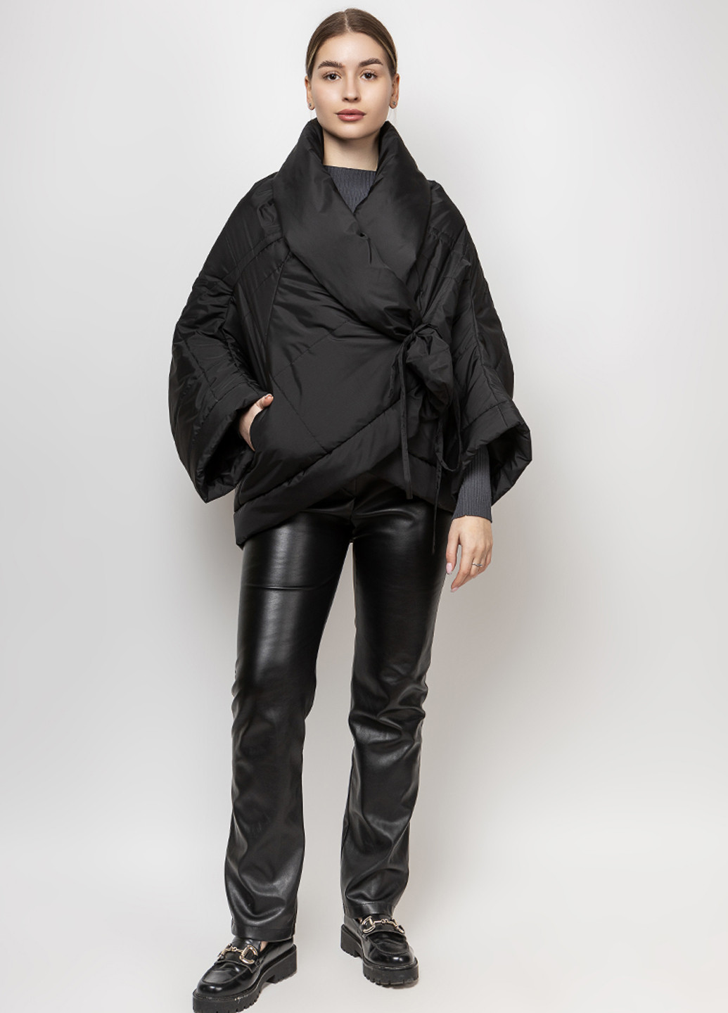 Черная демисезонная куртка CHIUAS