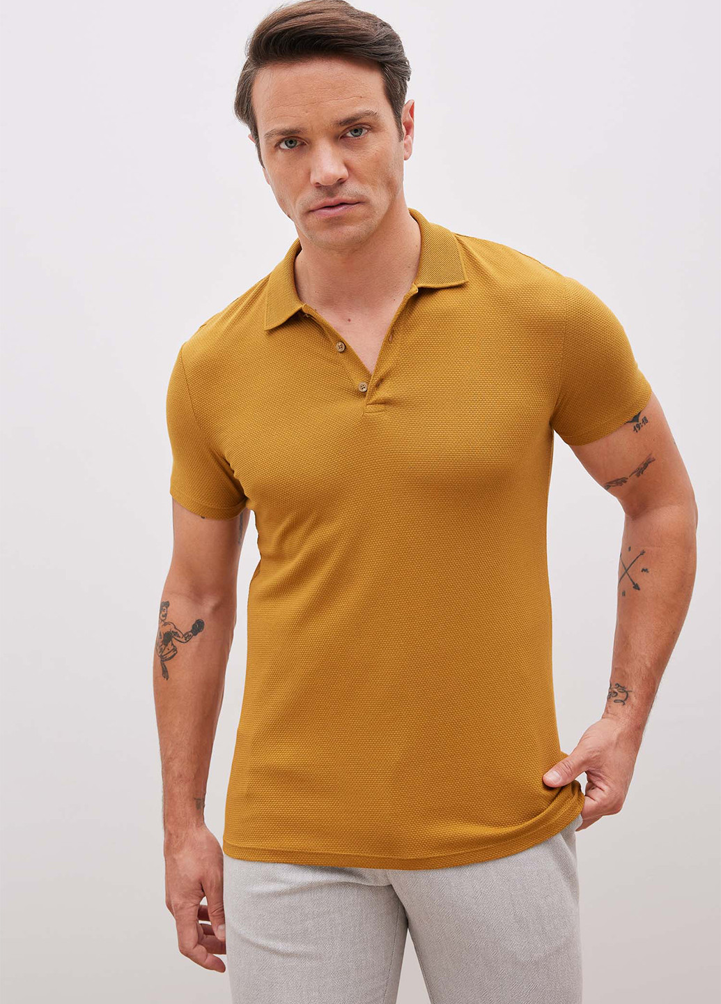 Горчичная футболка-поло для мужчин DeFacto однотонная
