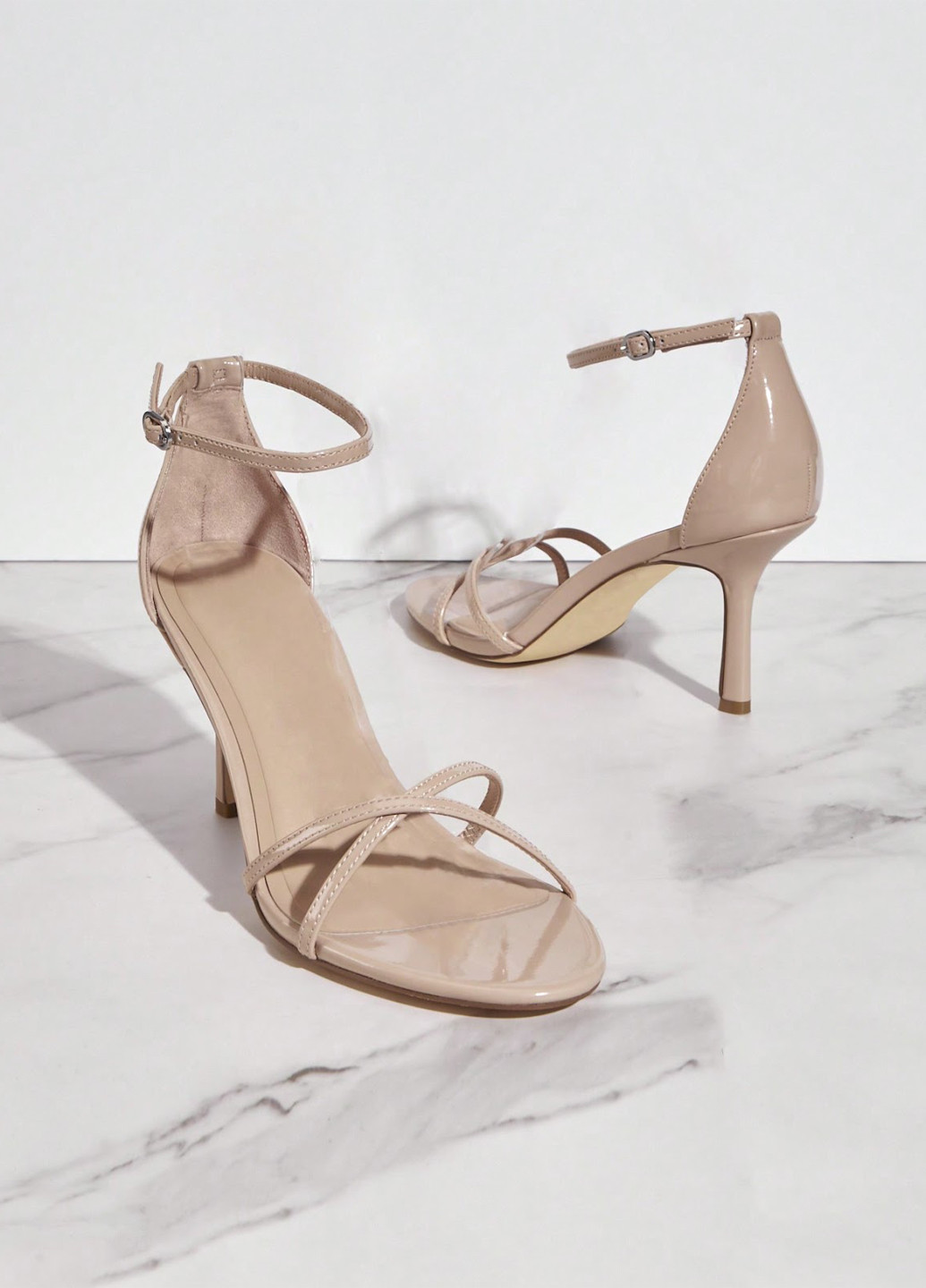 Пудровые босоножки SHEIN с ремешком лаковые