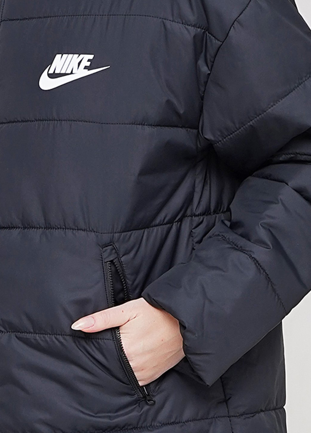 Чорна зимня куртка Nike