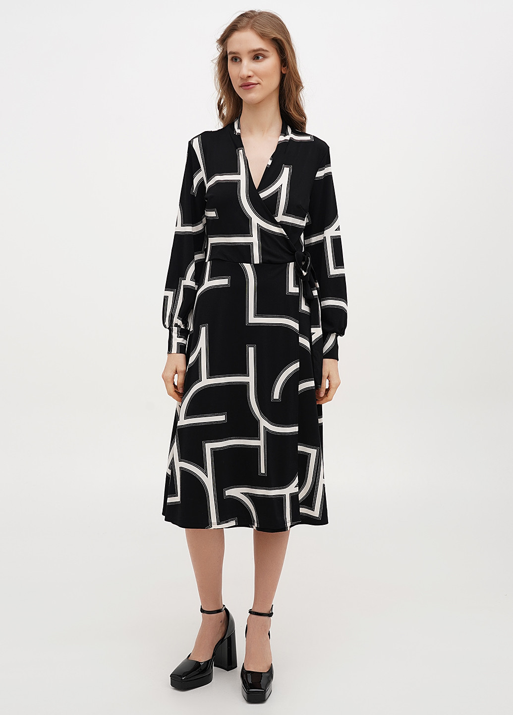 Черное кэжуал платье на запах H&M с геометрическим узором