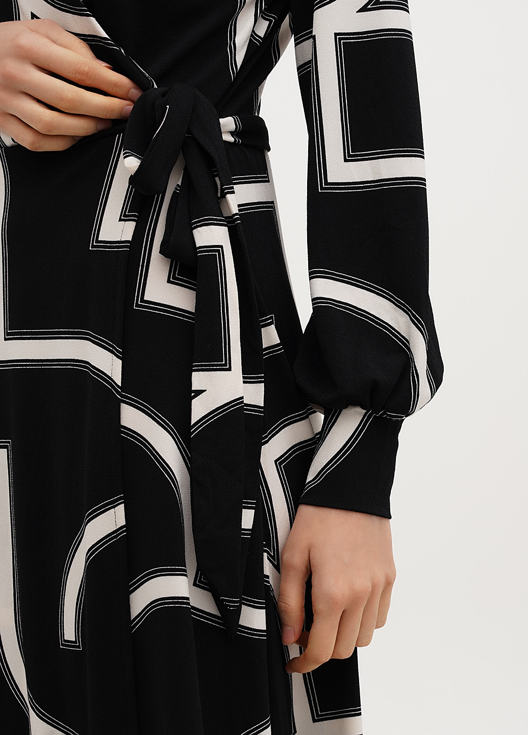 Черное кэжуал платье на запах H&M с геометрическим узором